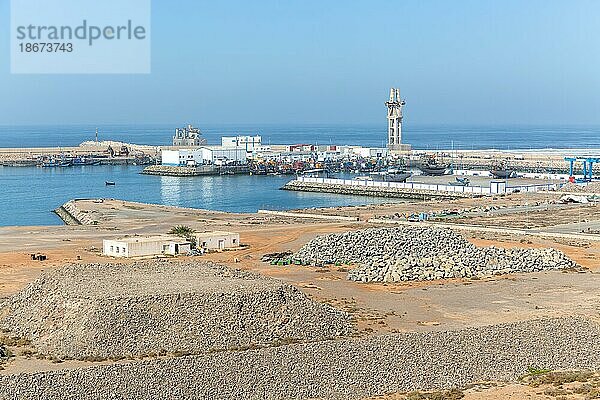 Fischerboote im Hafen von Sidi Ifni  Marokko  Nordafrika  Afrika