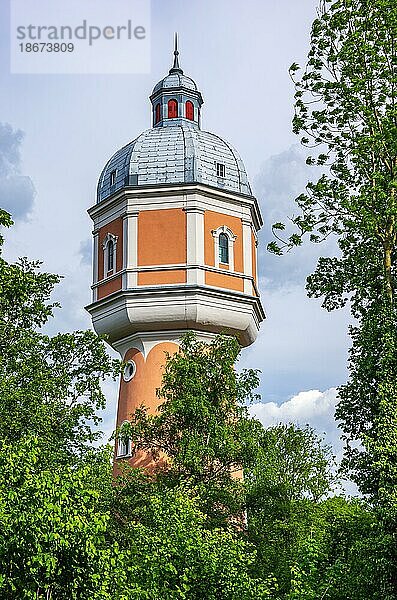 Der historische im neobarocken Stil erbaute Wasserturm im Kollmanspark und Wahrzeichen von Neu-Ulm  Bayern  Deutschland  Europa