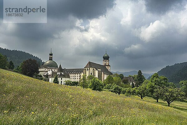 Gewitterwolken ziehen über das Münstertal und der Klosteranlage Sankt Trudpert  ehemaliges Benediktinerkloster  Münstertal  Schwarzwald  Baden-Württemberg  Deutschland  Europa
