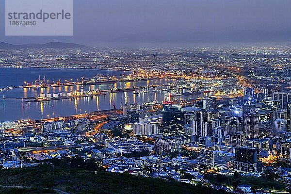 Sonnenuntergang über der Stadt Kapstadt  Südafrika