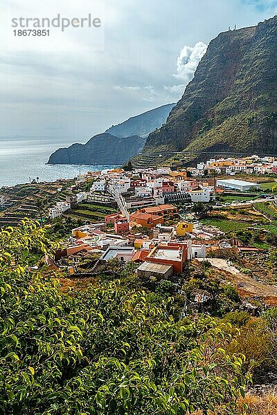 Blick auf das Dorf Agulo zwischen den Tälern und Gemeinden von Hermigua und Vallehermoso im Norden von La Gomera  Kanarische Inseln