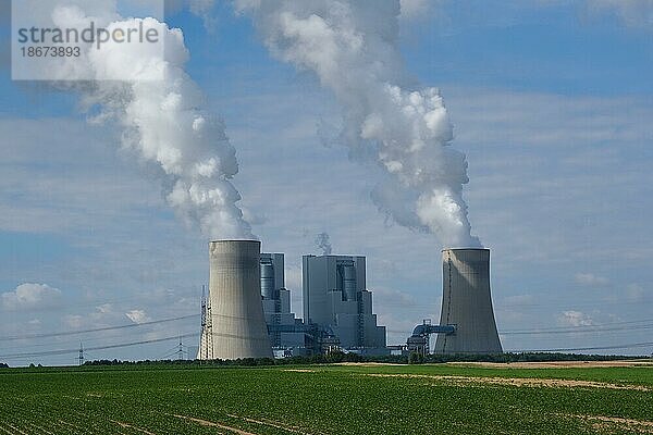 Braunkohle Kraftwerk am Rand des Braunkohle Tagebau Garzweiler  Rheinisches Braunkohlerevier  Deutschland  Europa