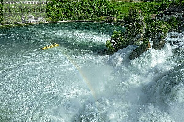 Rheinfall bei Schaffhausen  Wasserfall mit Ausflugsschiff  Neuhausen am Rheinfall  Kanton Schaffhausen  Schweiz  Europa