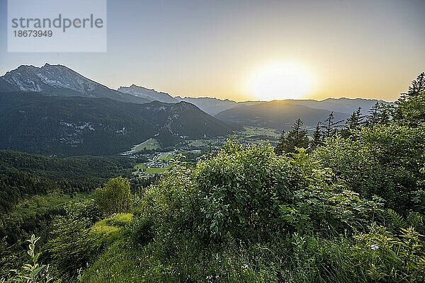 Ausblick auf Schönau mit Watzmann  bei Sonnenuntergang  Hinterer Brandkopf  Berchtesgadener Alpen  Berchtesgadener Land  Bayern  Deutschland  Europa