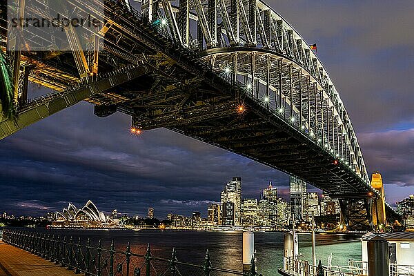 Harbour Bridge und Skyline von Sydney bei Nacht  Milsons Point Wharf  Sydney  Australien  Ozeanien