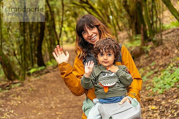 Mutter und Sohn haben Spaß beim Wandern im moosbewachsenen Wald des Nationalparks Garajonay  La Gomera  Kanarische Inseln