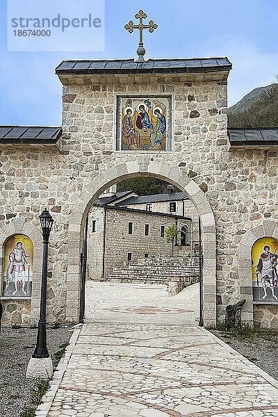 Eingang Kloster Stanjevici  Manastère de Stanjevi?i  Montenegro  Europa