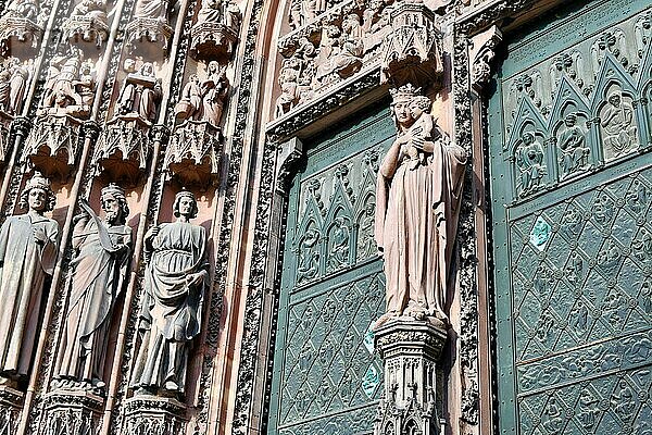 Figur der Jungfrau Maria im gotischen Stil am Hauptportal der Westfassade des berühmten Straßburger Münsters  Straßburg  Frankreich  Europa