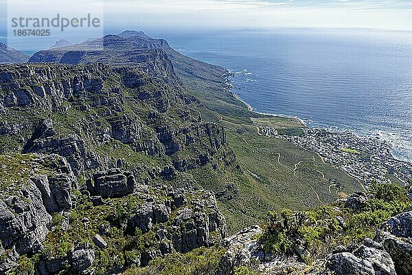 Blick auf Kapstadt vom Gipfel des Tafelbergs  Südafrika