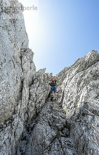 Kletterei am Fels  Bergsteiger bei der Überschreitung vom Hohen Göll zum Hohen Brett  felsige Berglandschaft  Berchtesgadener Alpen  Berchtesgadener Land  Bayern  Deutschland  Europa