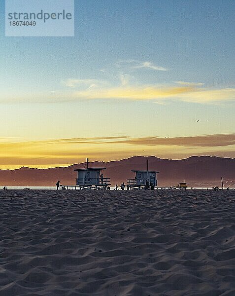 Zwei kalifornische Rettungsschwimmertürme bei Sonnenuntergang  Venice Beach  Kalifornien  Vereinigte Staaten