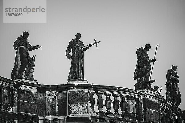 Vier der sogenannten Mattielli-Statuen auf der äußeren Balustrade der Hofkirche  es handelt sich dabei um die Heiligen Basilius d. Großen  Franz von Assisi  Rochus von Montpellier und Rosalia  Dresden  Sachsen  Deutschland  Europa