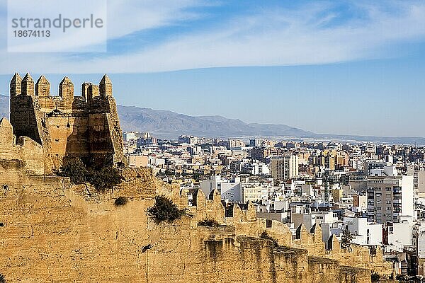 Großartiger Blick auf die historische Alcabaza de Almería oder Almeria Castle  eine befestigte Anlage der Zitadelle  in Almeria  Andalusien  Spanien  Europa