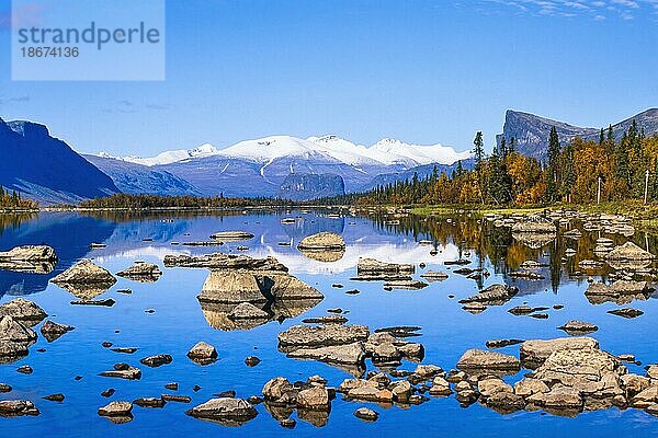 Blick auf den Laitaure See im Rapa Tal im Sareks Nationalpark mit schneebedeckten Bergen und Herbstfarben  Kvikkjokk  Lappland  Schweden  Europa