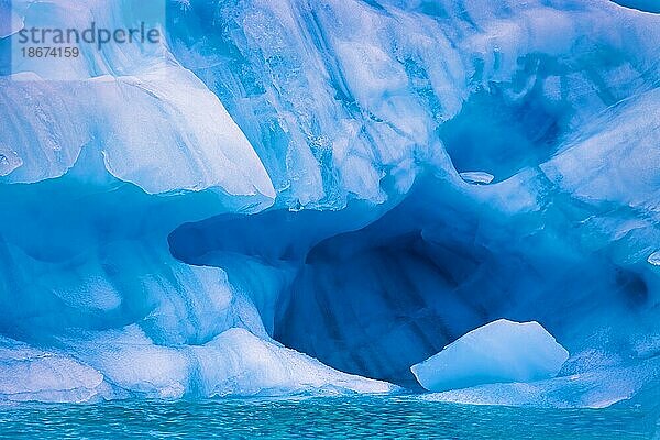 Buntes Gletschereis mit einer Höhle am Meer in der Arktis  Svalbard  Spitzbergen  Norwegen  Europa