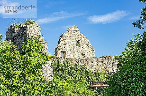 Idyllisches Plätzchen mit Sitzbank  Ruine der mittelalterlichen Burg Hohenurach  Bad Urach  Schwäbische Alb  Baden-Württemberg  Deutschland  Europa