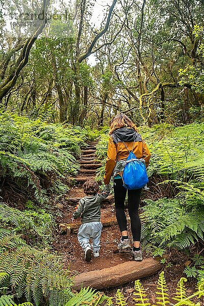 Mutter und Sohn beim Treppensteigen im moosbewachsenen Wald des Nationalparks Garajonay  La Gomera  Kanarische Inseln. Auf dem Ausflug nach Las Creces