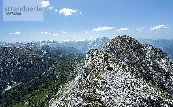 Bergsteiger am Grat des Hohen Brett  bei der Überschreitung vom Hohen Göll zum Hohen Brett  Ausblick ins Hagengebirge  Berchtesgadener Alpen  Berchtesgadener Land  Bayern  Deutschland  Europa