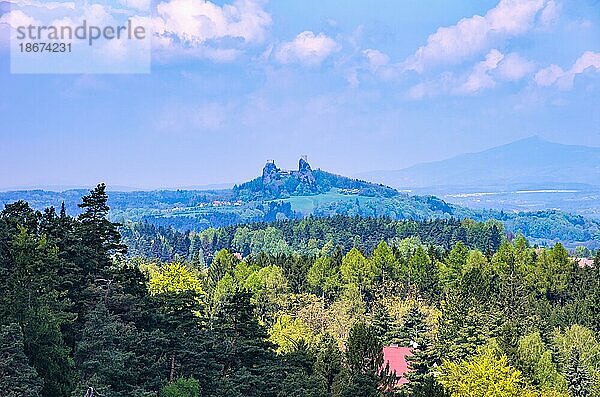 Burg Trosky in der Ferne von einem Aussichtspunkt in den Prachauer Felsen (Prachovske Skaly)  Böhmisches Paradies (Cesky Raj)  Königgrätzer Region (Kralovehradecky kraj)  Tschechische Republik  Europa