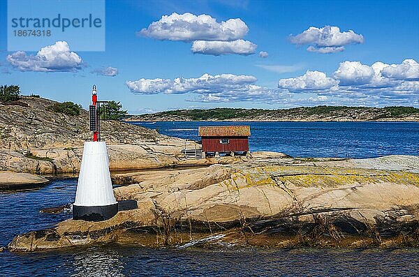 Strandhütte und Seezeichen auf einer Schäre vor Strömstad  Bohuslän  Västra Götalands län  Schweden  Europa