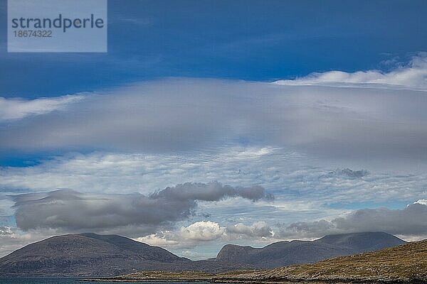 Blick vom Sandstrand Luskentyre Beach über Meeresbucht East Loch Tarbert auf die Berge  Isle of Harris  Äußere Hebriden  Schottland  Großbritannien  Europa