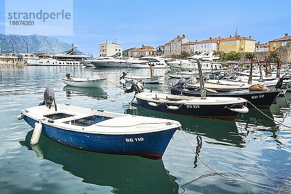 Boote und Yachten im Hafen  Altstadt  Budva  Montenegro  Europa