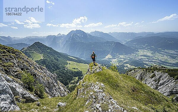 Bergsteiger beim Abstieg vom Hohen Brett  Ausblick auf Jenner und Watzmann  Berchtesgadener Alpen  Berchtesgadener Land  Bayern  Deutschland  Europa