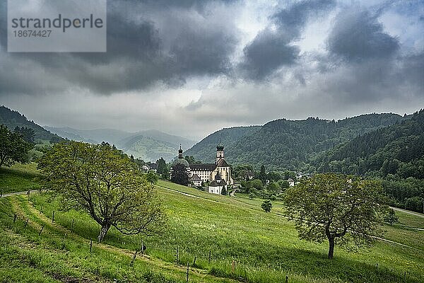 Gewitterwolken ziehen über das Münstertal und der Klosteranlage Sankt Trudpert  ehemaliges Benediktinerkloster  Münstertal  Schwarzwald  Baden-Württemberg  Deutschland  Europa