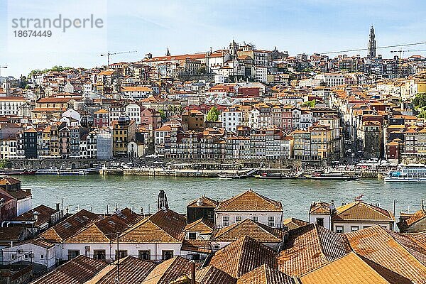 Beeindruckender Panoramablick auf Porto und Gaia mit dem Fluss Douro  Luftaufnahme  weltweit bekannt für guten Wein  Porto  PortugalBeeindruckender Panoramablick auf Porto und Gaia mit dem Fluss Douro