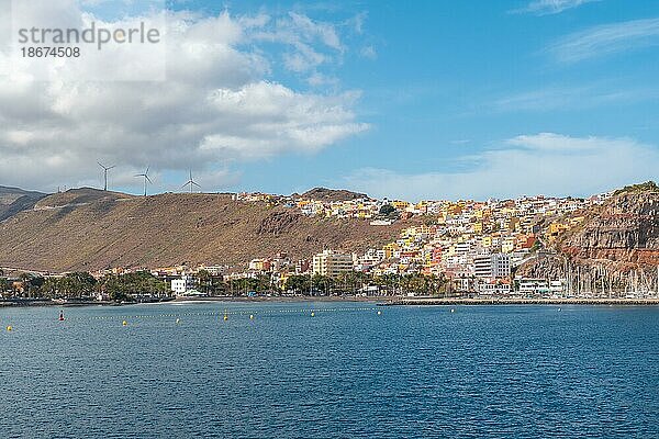 Blick auf die Stadt und den Hafen von San Sebastian de la Gomera von der Fähre aus gesehen  die nach Teneriffa fährt. Kanarische Inseln