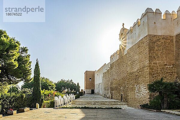 Große Besichtigung der Alcazaba von Almeria  einer Festungsanlage in Südspanien  die aus einer Verteidigungszitadelle mit Mauern  Türmen  Plätzen  Häusern und einer Moschee besteht. Almeria  Andalusien  Spanien  Europa