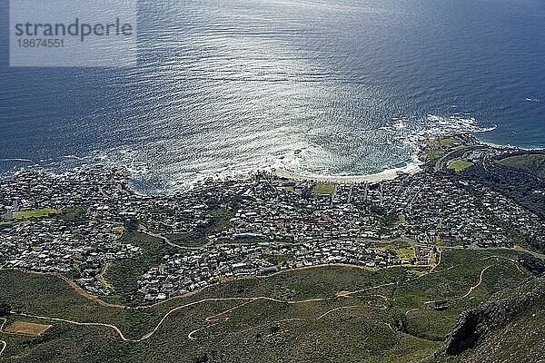 Blick auf Kapstadt vom Gipfel des Tafelbergs  Südafrika