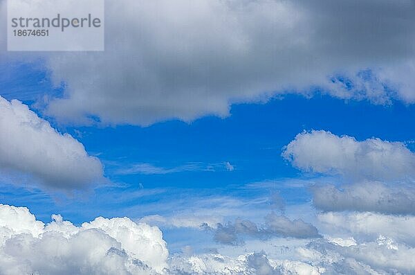 Wunderschöne Wolkenformationen unter strahlend blauem Himmel