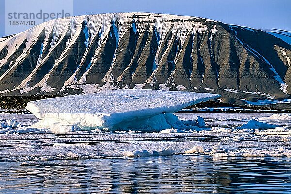 Eisdecke in einem Fjord an einem Berg mit Schnee in der Arktis  Svalbard  Spitzbergen  Norwegen  Europa