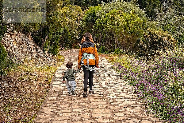 Mutter und Sohn auf dem Weg zum Gipfel des Garajonay auf La Gomera  Kanarische Inseln