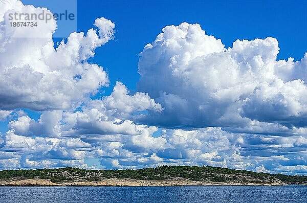 Schären und Küstenstreifen unter wild bewölktem blauem Himmel im Kosterfjord zwischen den Kosterinseln und Strömstad  Bohuslän  Västra Götalands län  Schweden  Europa