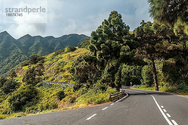 Straße am Aussichtspunkt des Dorfes Hermigua im Norden von La Gomera  Kanarische Inseln