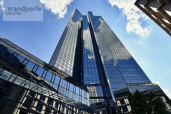 Moderne 'Deutsche Bank' Twin Towers  auch bekannt als Zentrale der Deutschen Bank  ein Hochhauskomplex mit zwei Türmen im Finanzdistrikt von Frankfurt  Frankfurt am Main  Deutschland  Europa