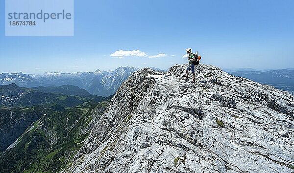 Bergsteiger am Grat des Hohen Brett  bei der Überschreitung vom Hohen Göll zum Hohen Brett  Ausblick ins Hagengebirge  Berchtesgadener Alpen  Berchtesgadener Land  Bayern  Deutschland  Europa