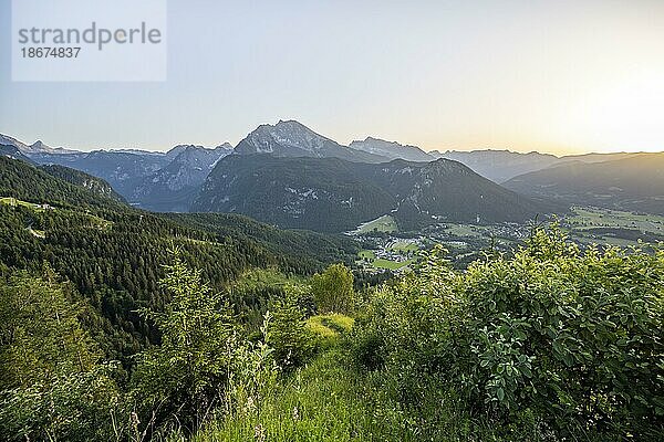 Ausblick auf Schönau mit Watzmann  bei Sonnenuntergang  Hinterer Brandkopf  Berchtesgadener Alpen  Berchtesgadener Land  Bayern  Deutschland  Europa