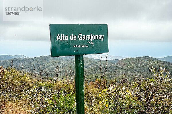 Schild Alto de Garajonay auf dem Gipfel des Garajonay auf La Gomera  Kanarische Inseln