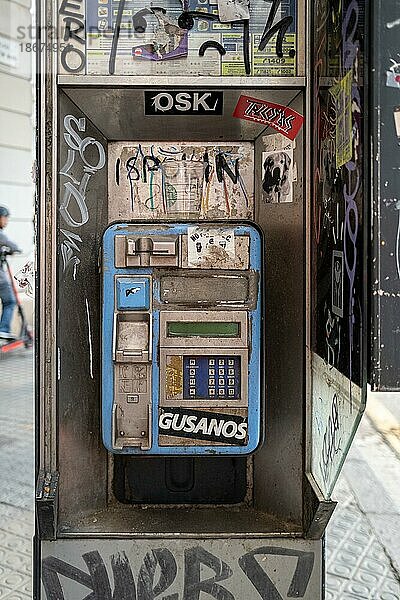 Telefonzelle in den Straßen von Barcelona  Barcelona  Spanien  Europa