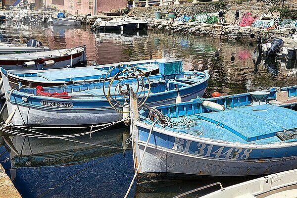 Fischerboote im Hafen von Port de Centuri  Korsika  Frankreich  Europa