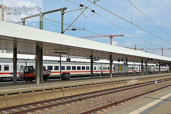 Gleise und Bahnsteige des Mannheimer Hauptbahnhofs mit einem durchfahrenden deutschen IC Intercity Zug  Mannheim  Deutschland  Europa
