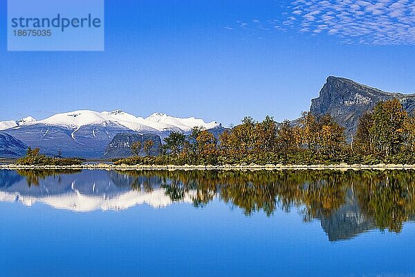 Blick auf den Laitaure See im Rapa Tal im Sarek Nationalpark mit Herbstfarben und schneebedeckten Bergen  Kvikkjokk  Lappland  Schweden  Europa