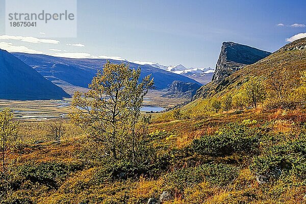 Gebirgslandschaft im Rapadalen im Sarek Nationalpark mit schönen Herbstfarben in Schweden