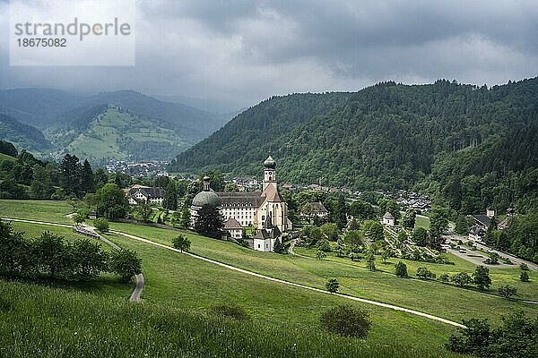 Gewitterwolken ziehen über das Münstertal und der Klosteranlage Sankt Trudpert  ehemaliges Benediktinerkloster  Münstertal  Schwarzwald  Baden-Württemberg  Deutschland  Europa