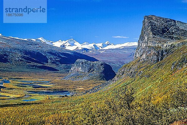 Landschaftsansicht mit Herbstfarben und schneebedeckten Bergen im Rapa Tal im Sarek Nationalpark in Schweden  Kvikkjokk  Lappland  Schweden  Europa