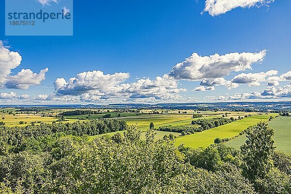 Blick aus hohem Winkel über eine Kulturlandschaft in der schwedischen Landschaft an einem sonnigen Sommertag