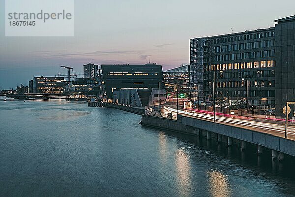 Damm eines Wasserkanals in der Abenddämmerung  Kopenhagen  Dänemark  Europa